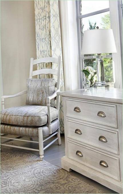 Chambre à coucher pastel avec garnitures dorées