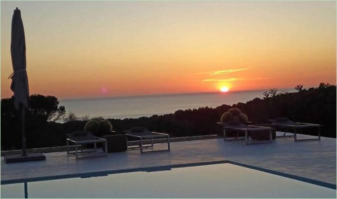Vue sur le coucher de soleil depuis la terrasse de la piscine