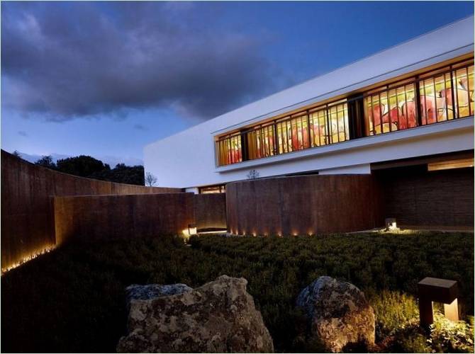 La façade d'un bâtiment la nuit