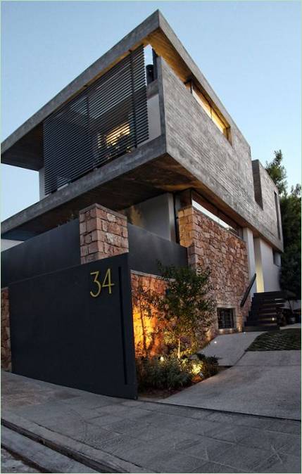 Aménagement intérieur d'une maison simple : façade composée de différents matériaux