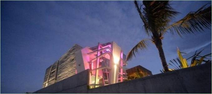 L'illumination rose originale du bâtiment la nuit