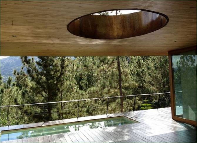Piscine sur la terrasse de la maison RD