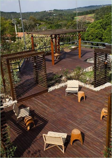 Grande terrasse avec pergolas