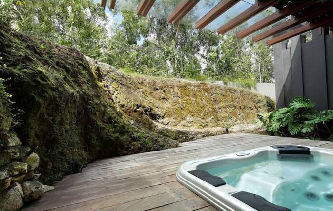 Jacuzzi sur la terrasse de la villa