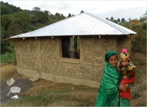 Une maison en bottes de paille antisismique au Pakistan