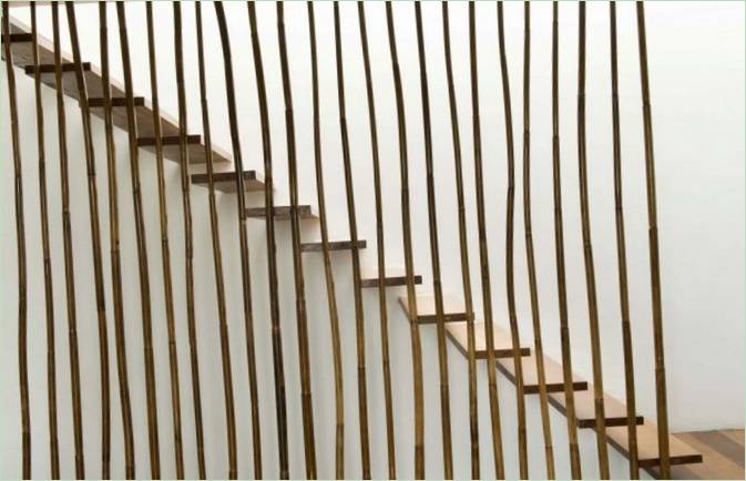 Rampes d'escalier en bambou à l'intérieur de la maison