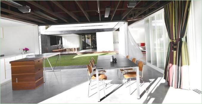 Les portes moustiquaires s'ouvrent et la salle à manger se transforme en véranda ouverte