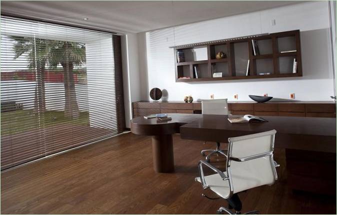 Meubles en bois dans un bureau à domicile