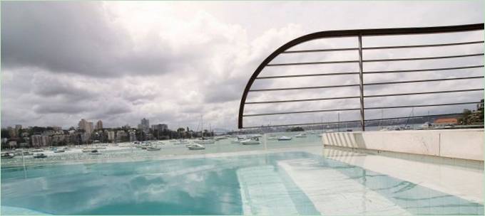 Piscine avec vue sur le port