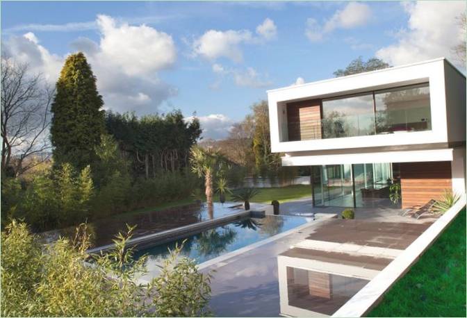 La terrasse et la piscine de la maison de campagne White Lodge en Angleterre