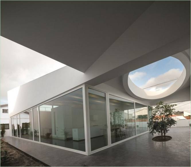Conception d'une maison portugaise géométrique