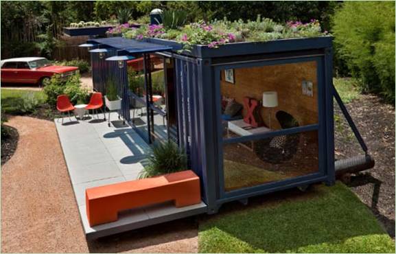 Jardin de fleurs sur le toit de la maison container