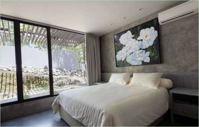 Design intérieur de la chambre à coucher avec fenêtre panoramique