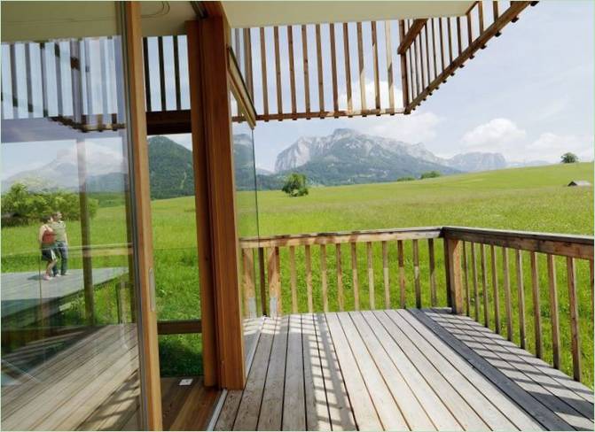 Maison avec façade en verre en Autriche : La véranda en bois