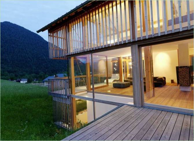 Maison avec façade en verre en Autriche : la terrasse le soir