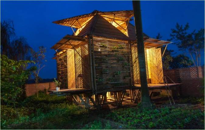 Éclairage nocturne d'une maison en bambou BB Home