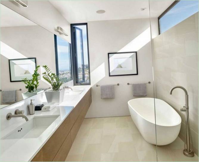 La salle de bains est décorée dans des couleurs laiteuses
