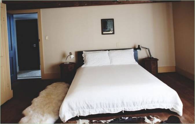 Intérieur de chalet lumineux : chambre à coucher aux couleurs chaudes