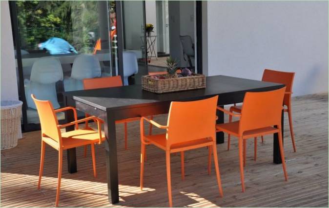 Table à manger noire et chaises orange vif