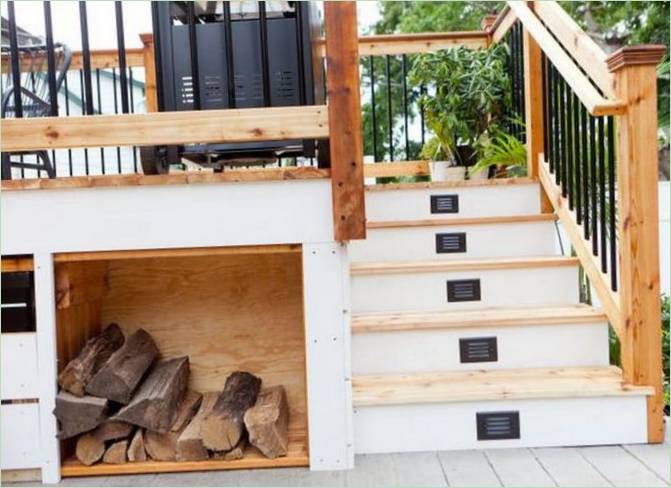 Espace pour le stockage du bois de chauffage sous l'escalier Espace de stockage pour le bois de chauffage sous les escaliers