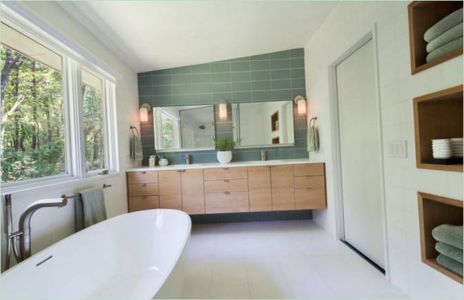 La salle de bain d'une maison moderne dans le Massachusetts, aux États-Unis