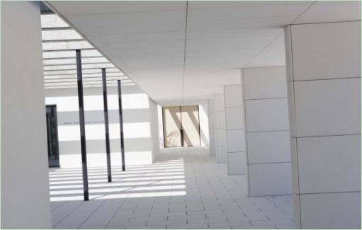 Intérieur blanc d'un complexe à La Coruña