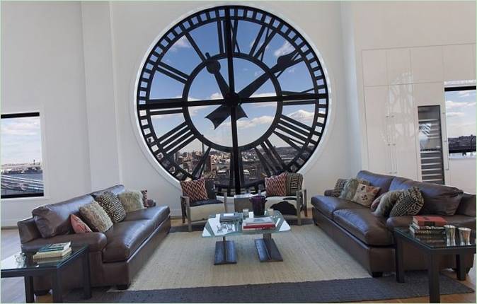 Une énorme horloge dans le salon