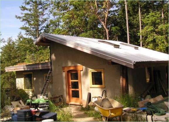 L'extérieur d'une maison en bottes de paille