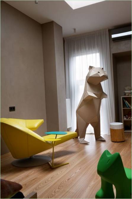 Un fauteuil jaune inhabituel dans la chambre d'enfant