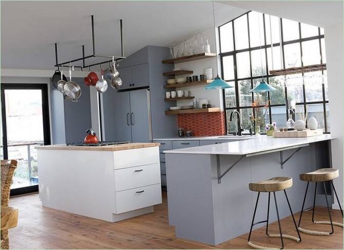 Intérieur de cuisine blanc comme neige dans une maison sur l'eau