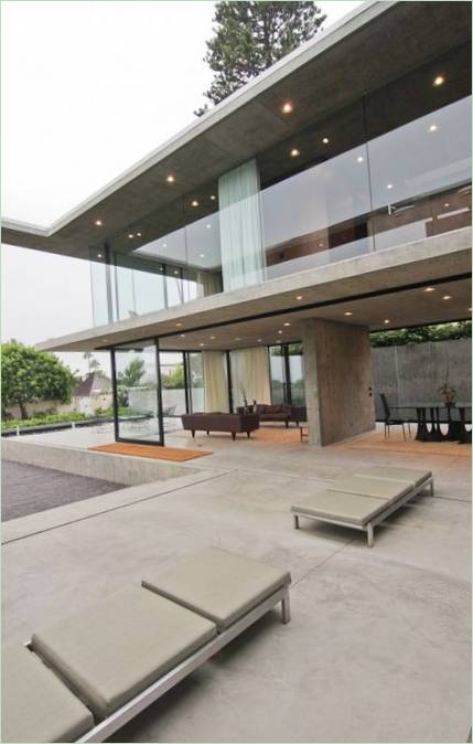 Chaises longues douces sur la terrasse