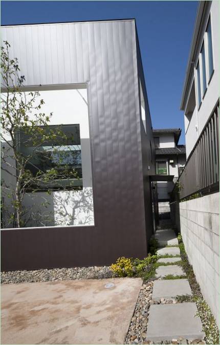Une allée pavée menant à la maison à Hyoshima