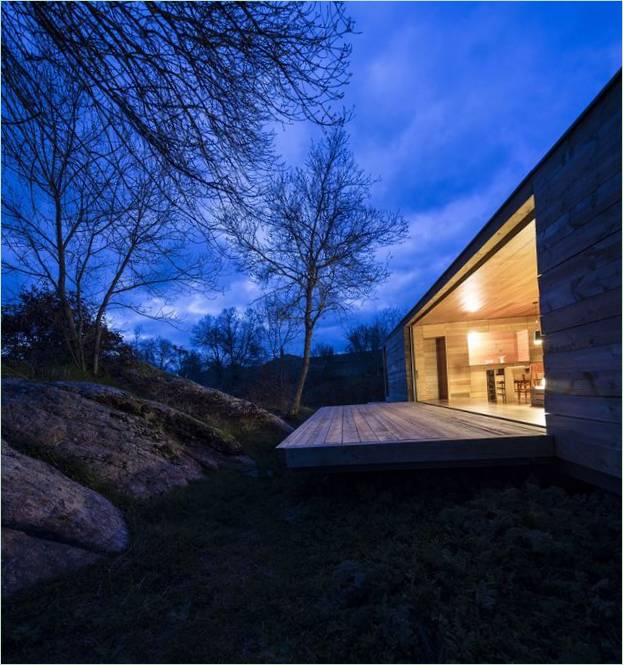 Éclairage du soir dans la maison de campagne