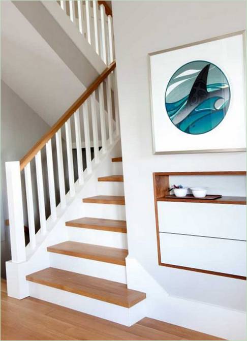 Un escalier en bois dans une décoration intérieure moderne