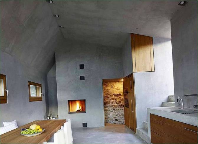 Intérieur d'une cuisine avec une cheminée