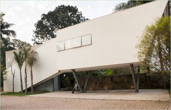 Arbres dans la cour d'une maison à Sao Paolo