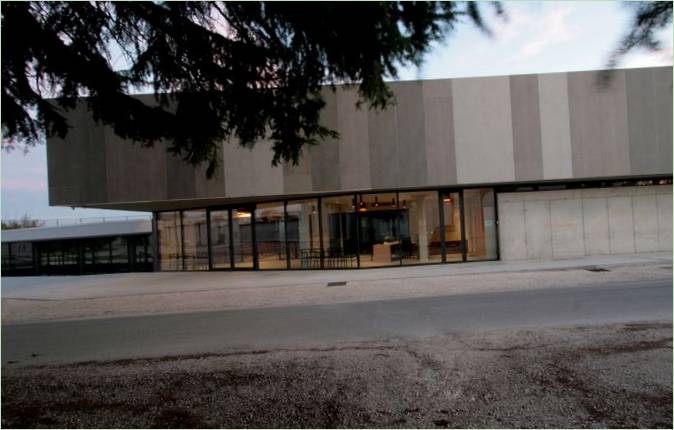 La façade du crématorium s'intègre parfaitement au terrain et à la nature environnante