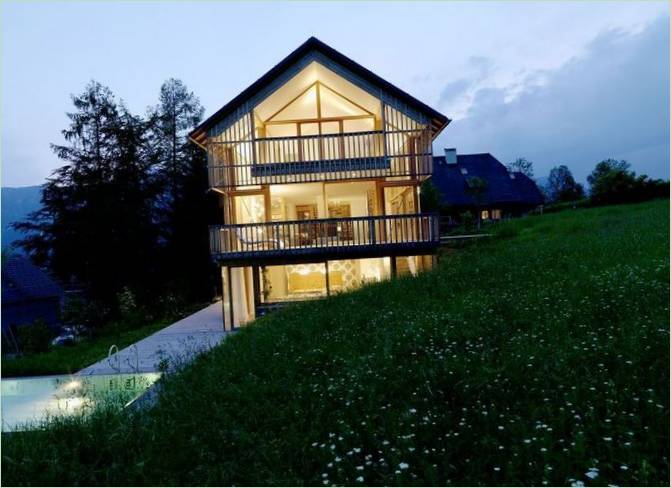Une maison avec une façade en verre en Autriche, la nuit