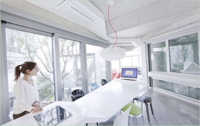 L'aménagement intérieur de la cuisine moderne de l'immeuble d'habitation Hwa Hun