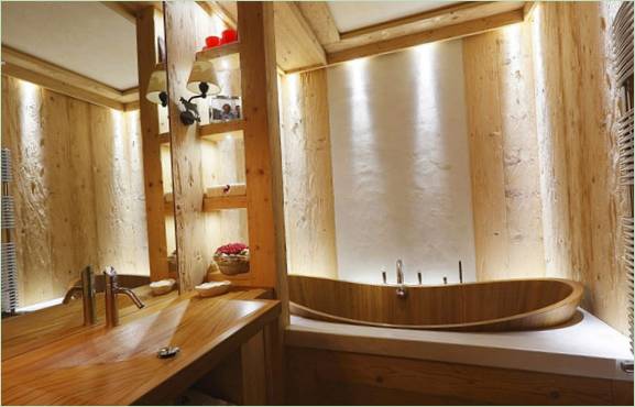 Lambris en bois naturel pour une salle de bains