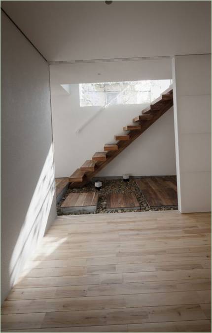 Escalier en bois menant au premier étage