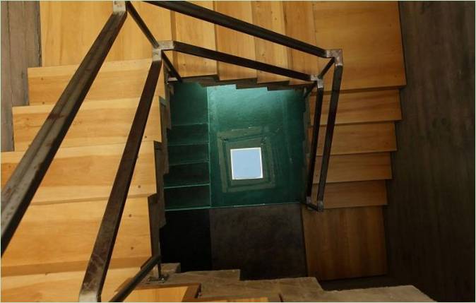 Un escalier en colimaçon en bois à l'intérieur de Bunker House en Argentine