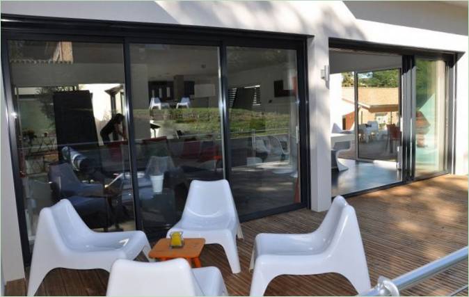 Salon pour enfants au bord de la piscine