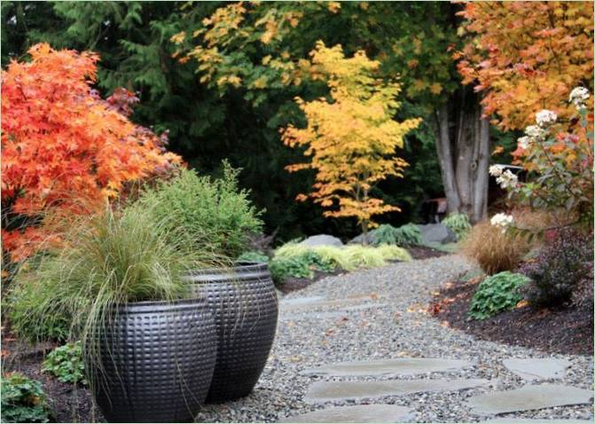 Aménagement paysager à petit budget - chemin en gravier et grands pots de fleurs Aménagement paysager à petit budget - chemin en gravier et grands pots de fleurs