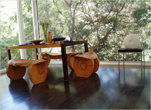 Salle à manger avec vue sur la forêt