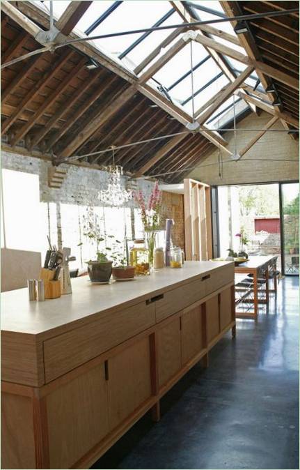 Aménagement intérieur d'une maison sur Kilburn Lane comme un château de cartes par des designers créatifs en Angleterre