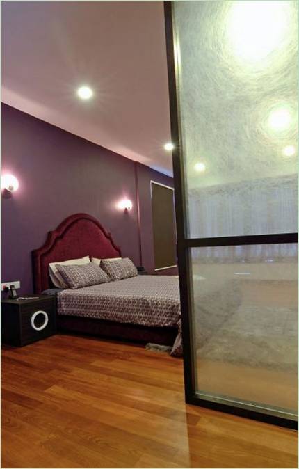 Chambre à coucher élégante dans les tons lilas