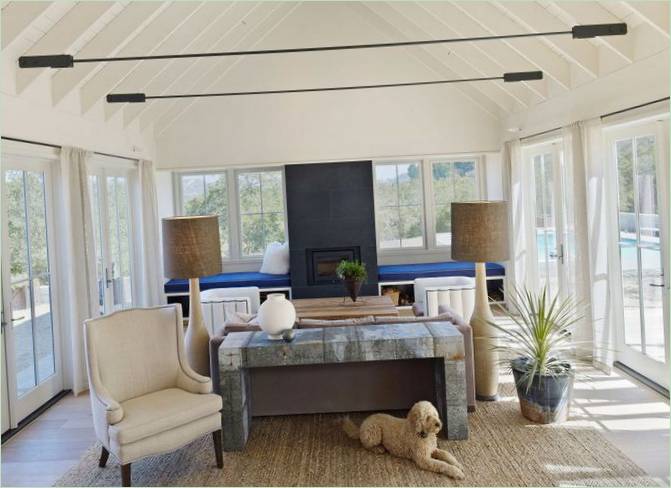 Intérieur d'une maison de ville californienne à un étage