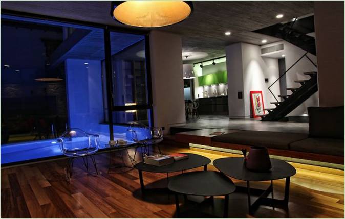 Décoration intérieure simple : tables basses noires