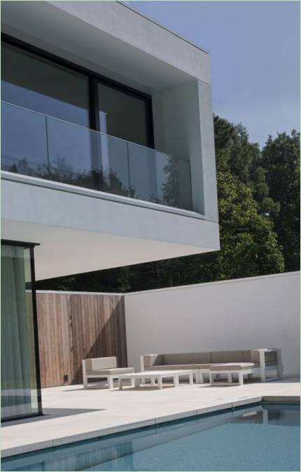 Un petit balcon transparent d'une maison de maître à Bruges